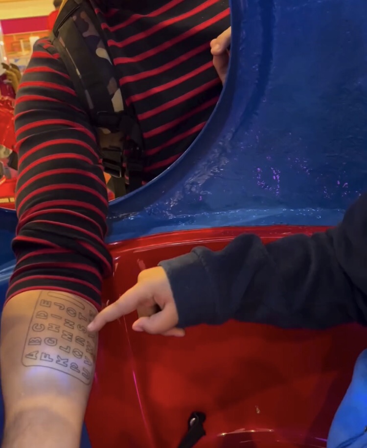 Padres de un niño autista no verbal se tatuaron el abecedario para poderse comunicar con su&nbsp;hijo