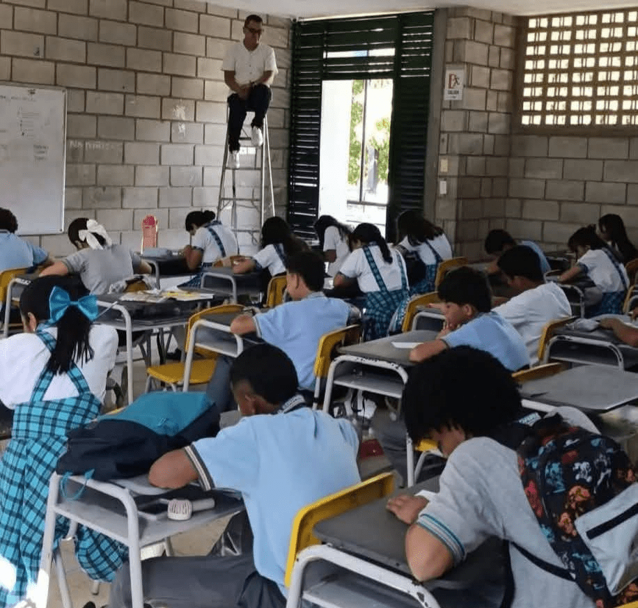 Profesor en Colombia se viraliza por supervisar exámenes desde lo alto de una&nbsp;escalera