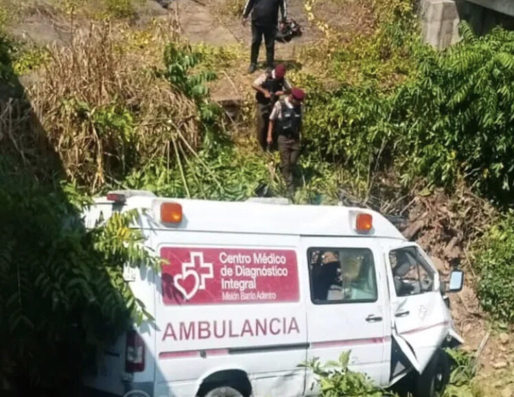 Ambulancia cayó por un barranco en un puente de la Troncal 16 dejando dos muertos y varios&nbsp;heridos&nbsp;