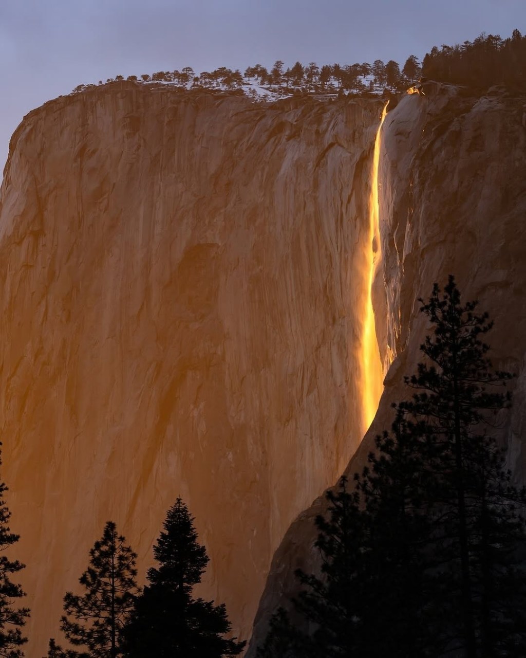 Cascada de Yosemite deslumbró con espectáculo de «Fuego&nbsp;Fundido»
