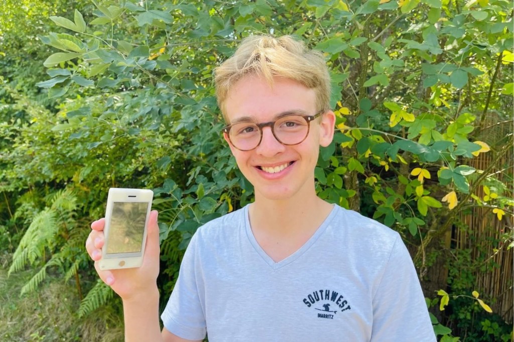 Joven de 16 años revoluciona la tecnología al construir un celular con solo 30&nbsp;dólares