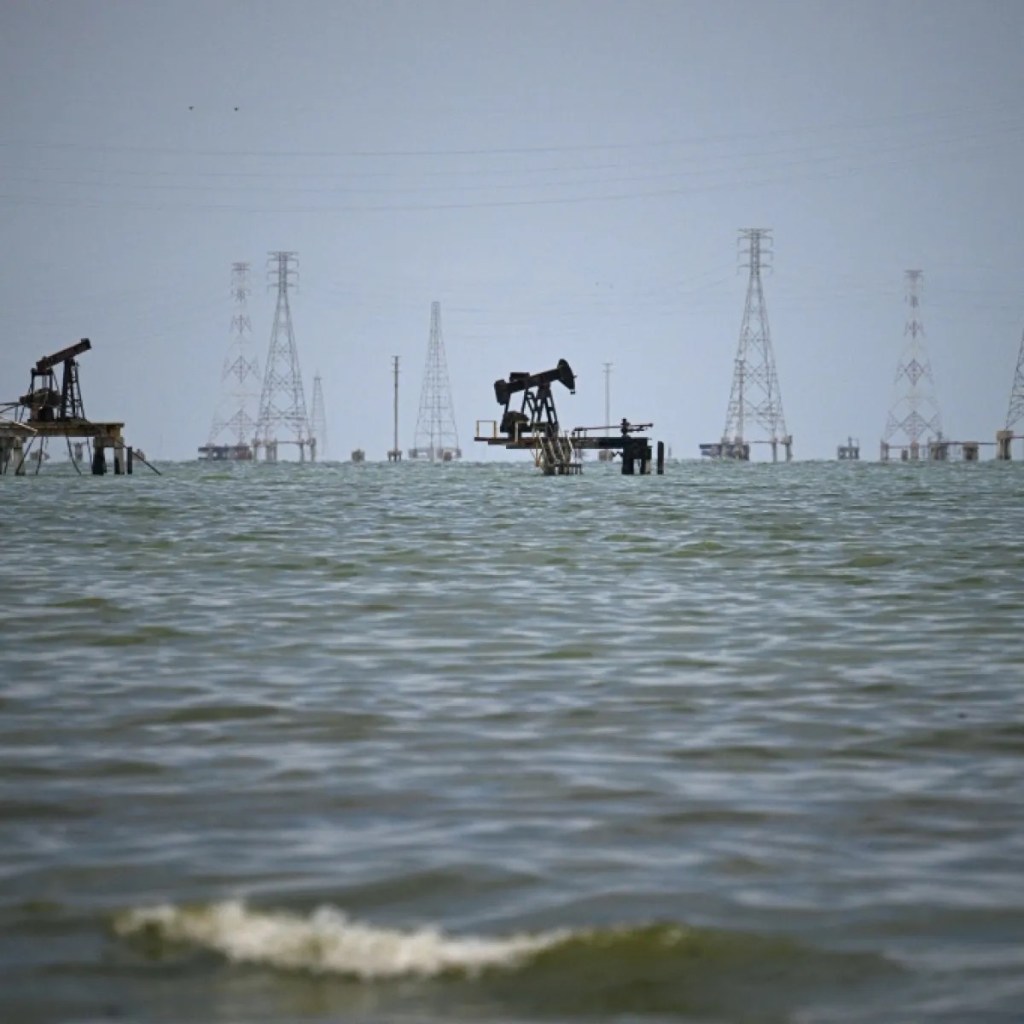 Explosión y hundimiento de barcaza petrolera en Lago de Maracaibo dejó tres muertos y seis&nbsp;heridos