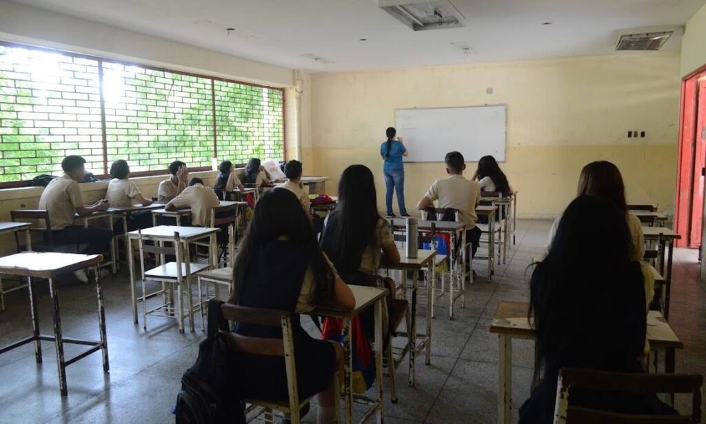 Horario en colegios públicos y privados se mantiene de lunes a&nbsp;viernes
