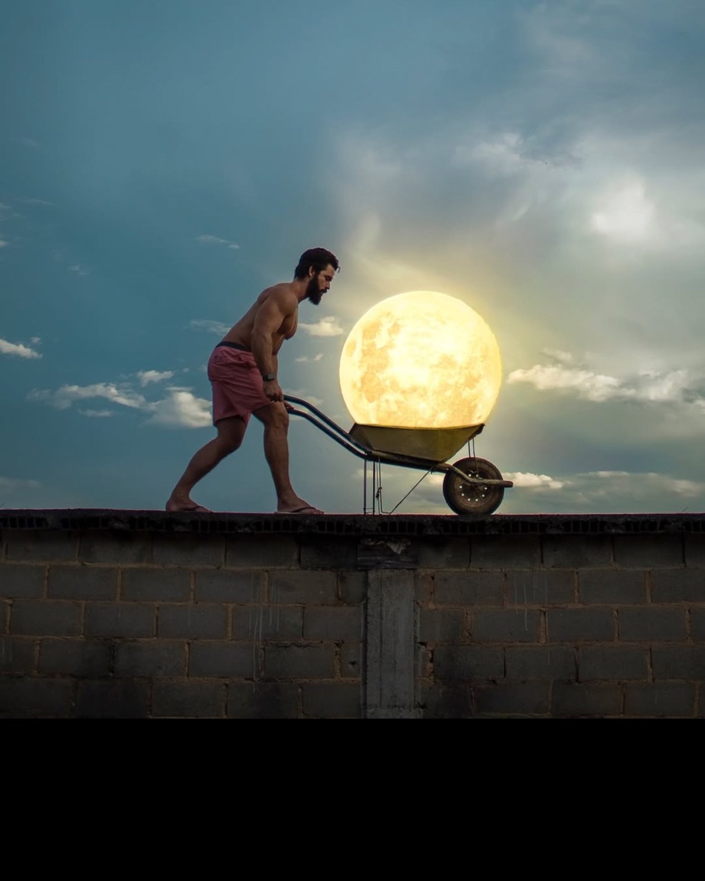 Fotógrafo se retrató a sí mismo tratando de “robarse” la&nbsp;Luna