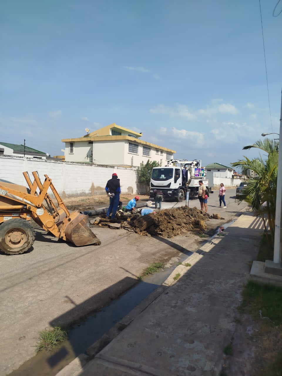 Desde la calle 8 de Nueva Barcelona solicitan culminación de trabajos de colector&nbsp;caído