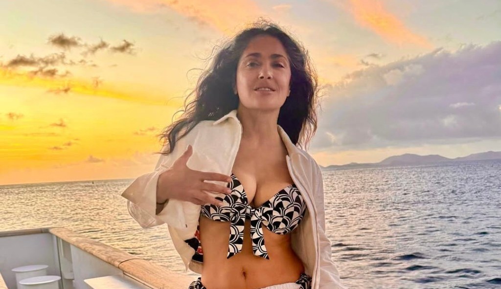 Salma Hayek deslumbra al natural en paradisíaco descanso&nbsp;familiar
