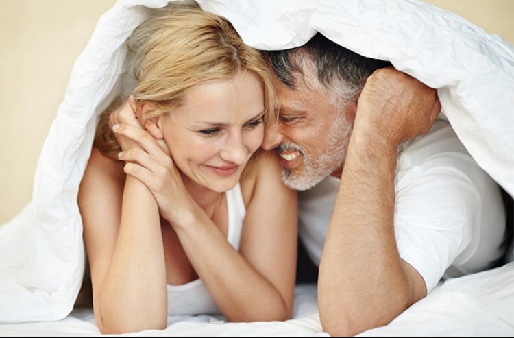 Según estudios, tener una pareja comprensiva podría aumentar los años de vida de los&nbsp;hombres&nbsp;