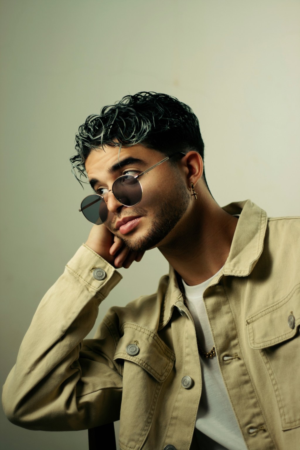 De niño aprendió sus primeros acordes viendo a un guitarrista en una panadería, su pasión lo convirtió en&nbsp;artista