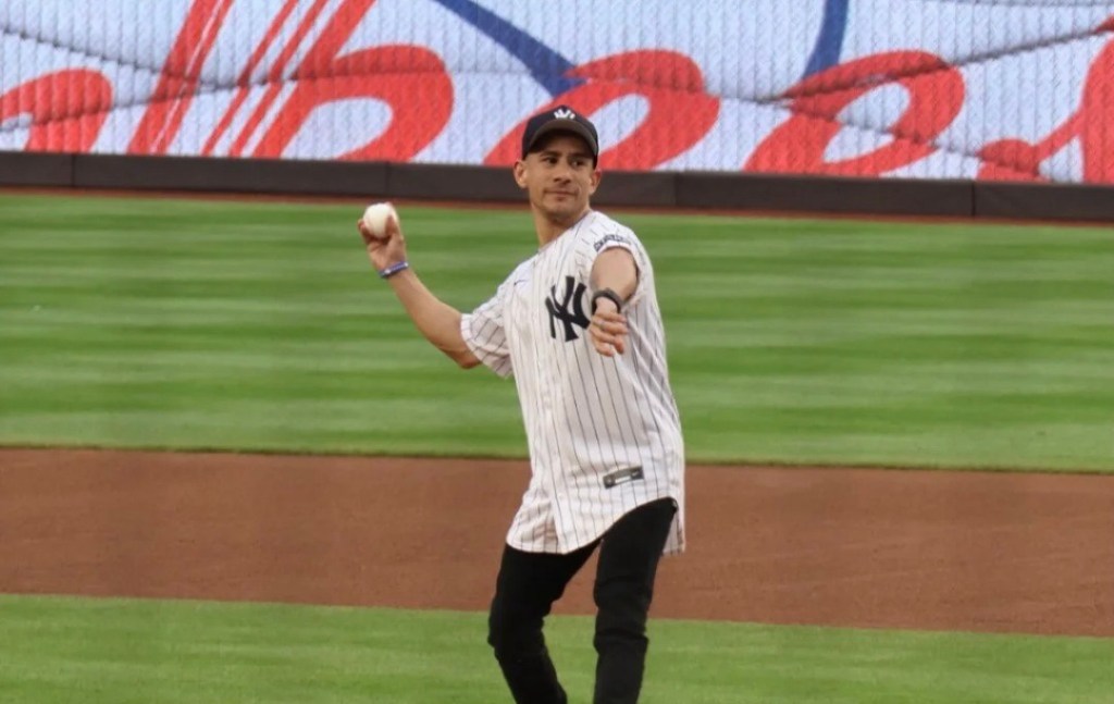Junior Alvarado, ganador del Kentucky Derby, realizó el primer lanzamiento en el Yankee&nbsp;Stadium