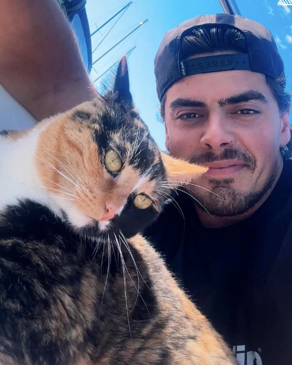 Hombre con riesgo de parálisis renunció a su trabajo para navegar por el mundo junto a su&nbsp;gato&nbsp;