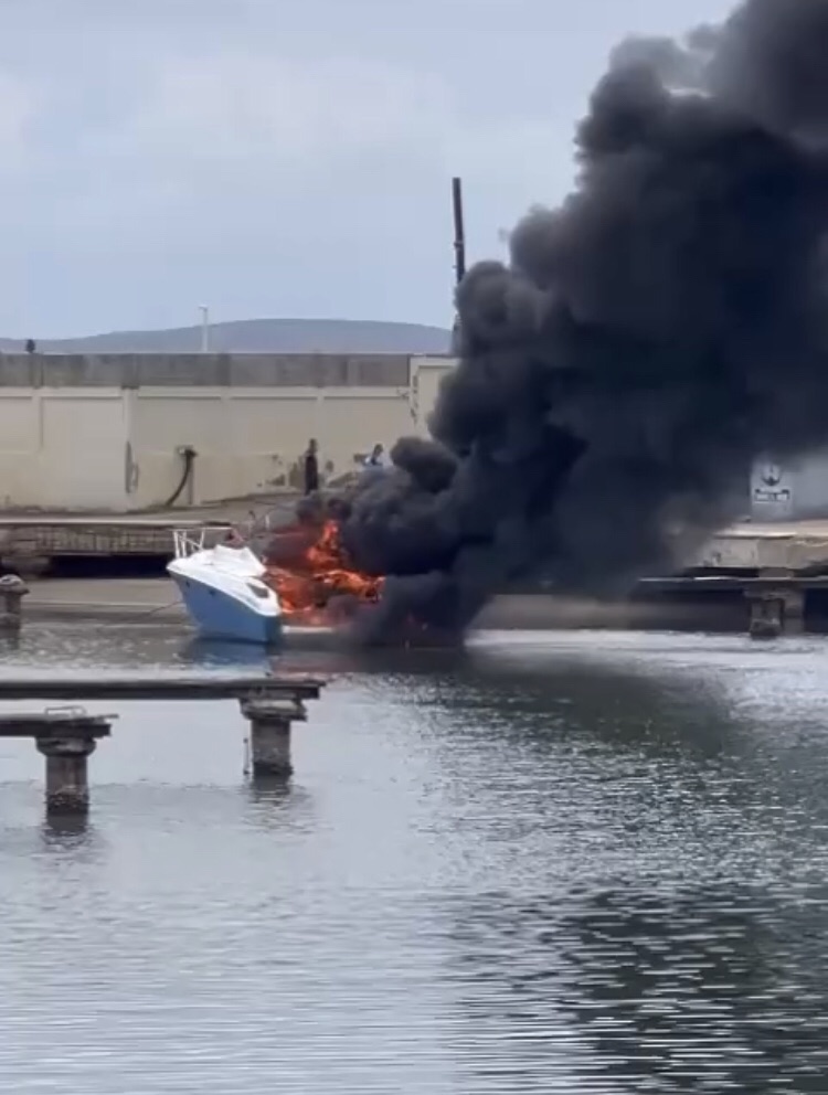 Se incendió una lancha en la Marina Cumanagoto de&nbsp;Cumaná