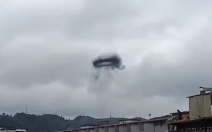 Un “aro de humo negro”se formó en el cielo de Caracas tras una explosión&nbsp;controlada