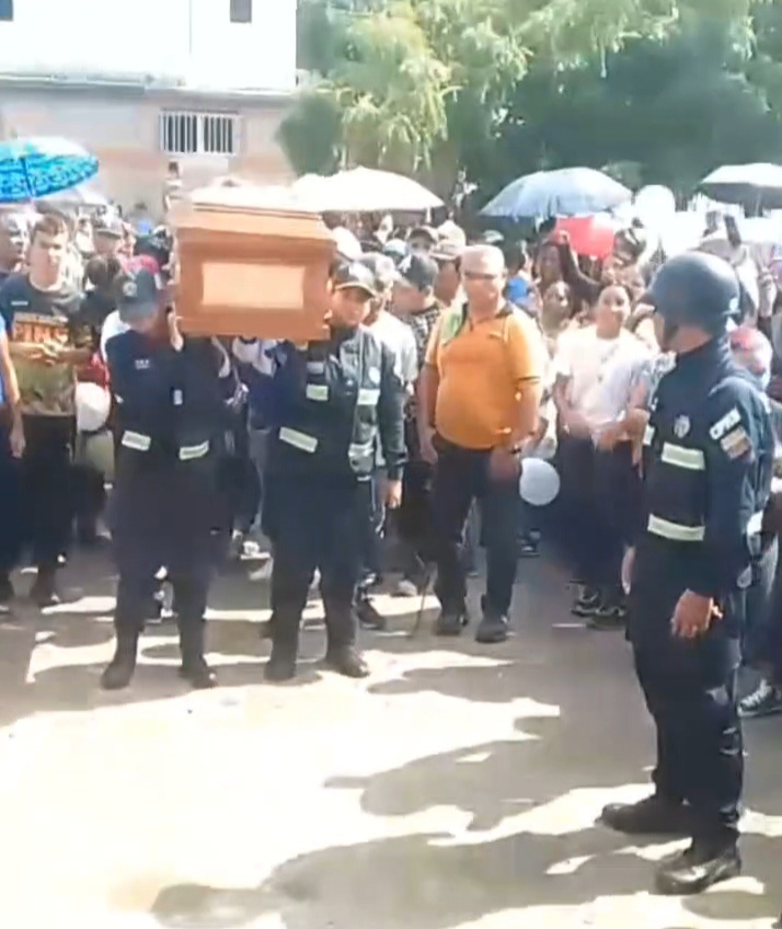 Niño asesinado por adolescentes en Barcelona recibió homenaje en el patio de su&nbsp;colegio