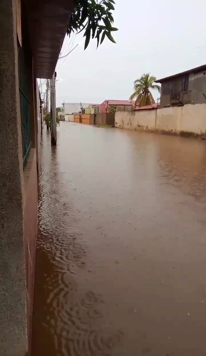 Calle 9 de La Encantada en Barcelona quedó anegada tras la&nbsp;lluvia