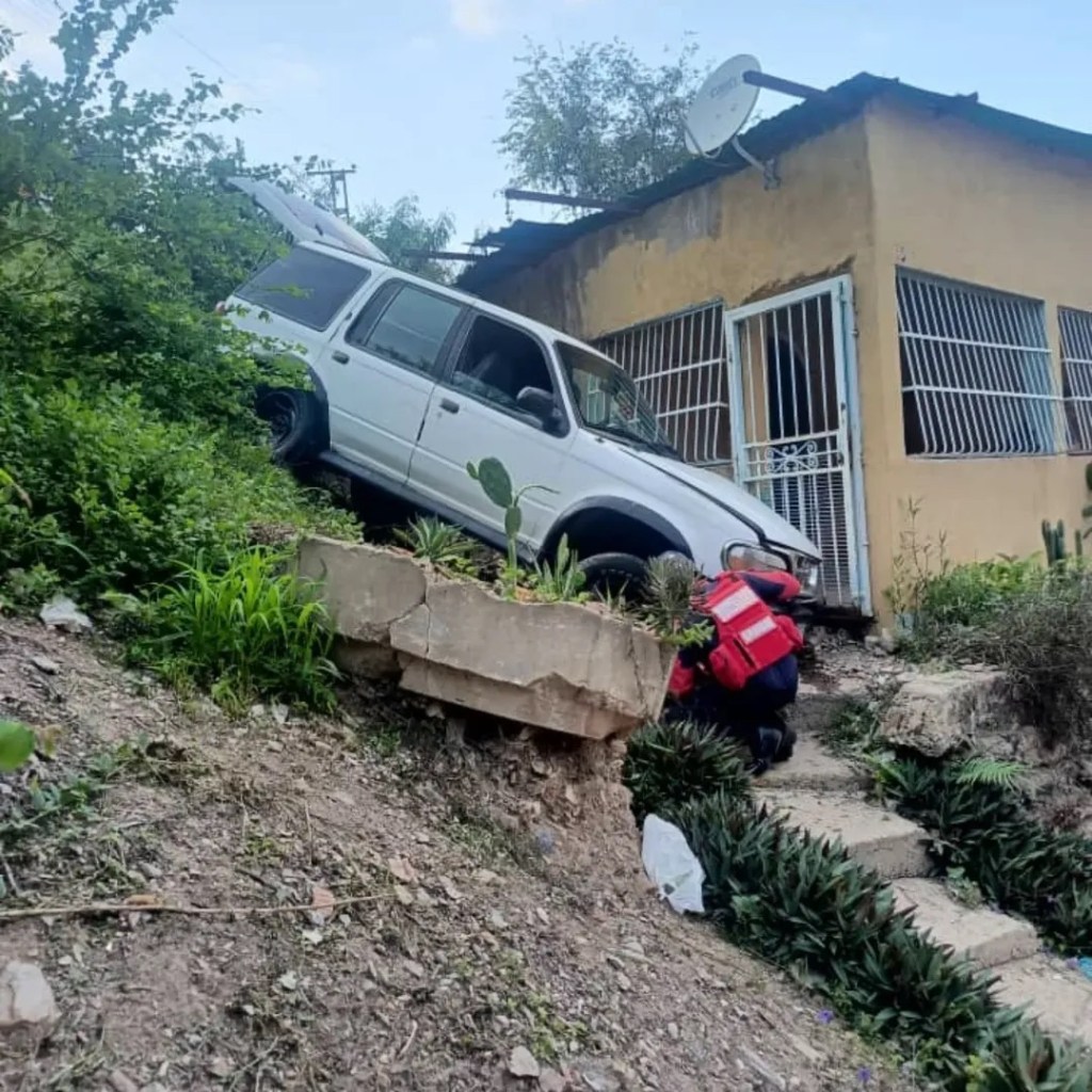 Camioneta se despeñó por un barranco e impactó vivienda en Puerto La&nbsp;Cruz