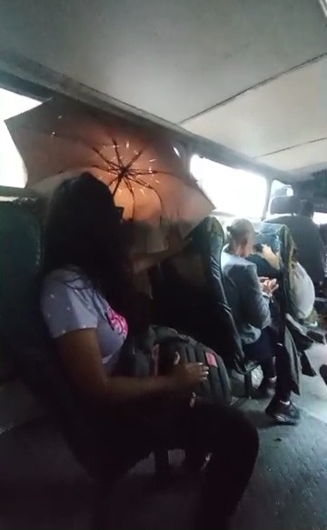 En Anzoátegui: Pasajeros tuvieron que sacar paraguas dentro de un autobús para no&nbsp;mojarse