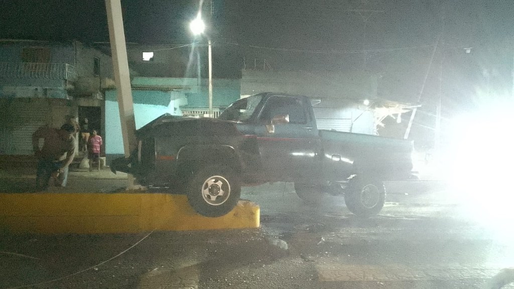 Conductor resultó herido tras estrellar su camioneta contra un poste en El&nbsp;Tigre