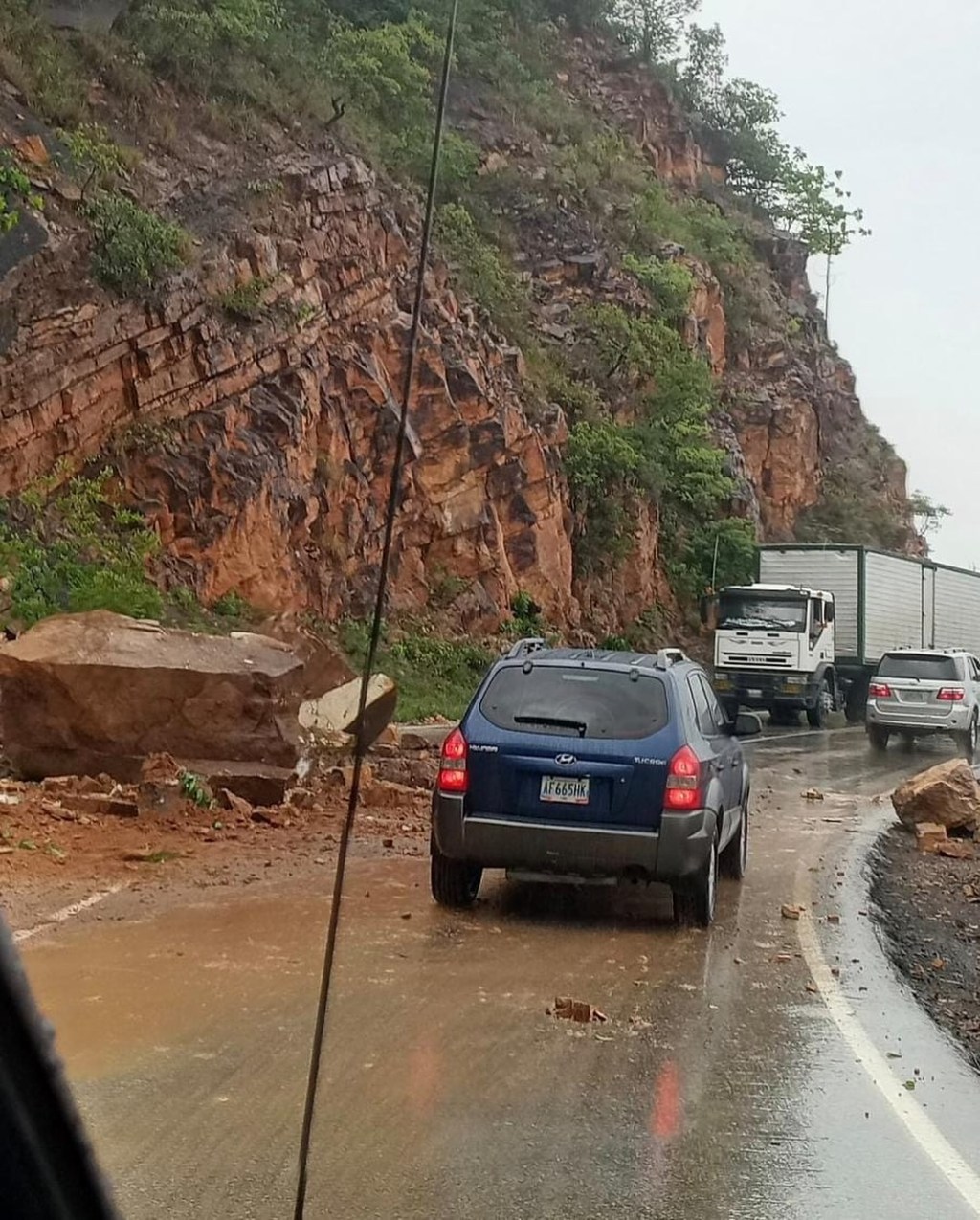 Este viernes se registró derrumbe en la carretera Cumaná – Puerto la&nbsp;Cruz