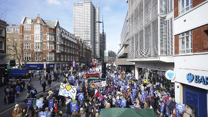 Miles de médicos residentes van a la huelga en Inglaterra en reclamo de aumento&nbsp;salarial