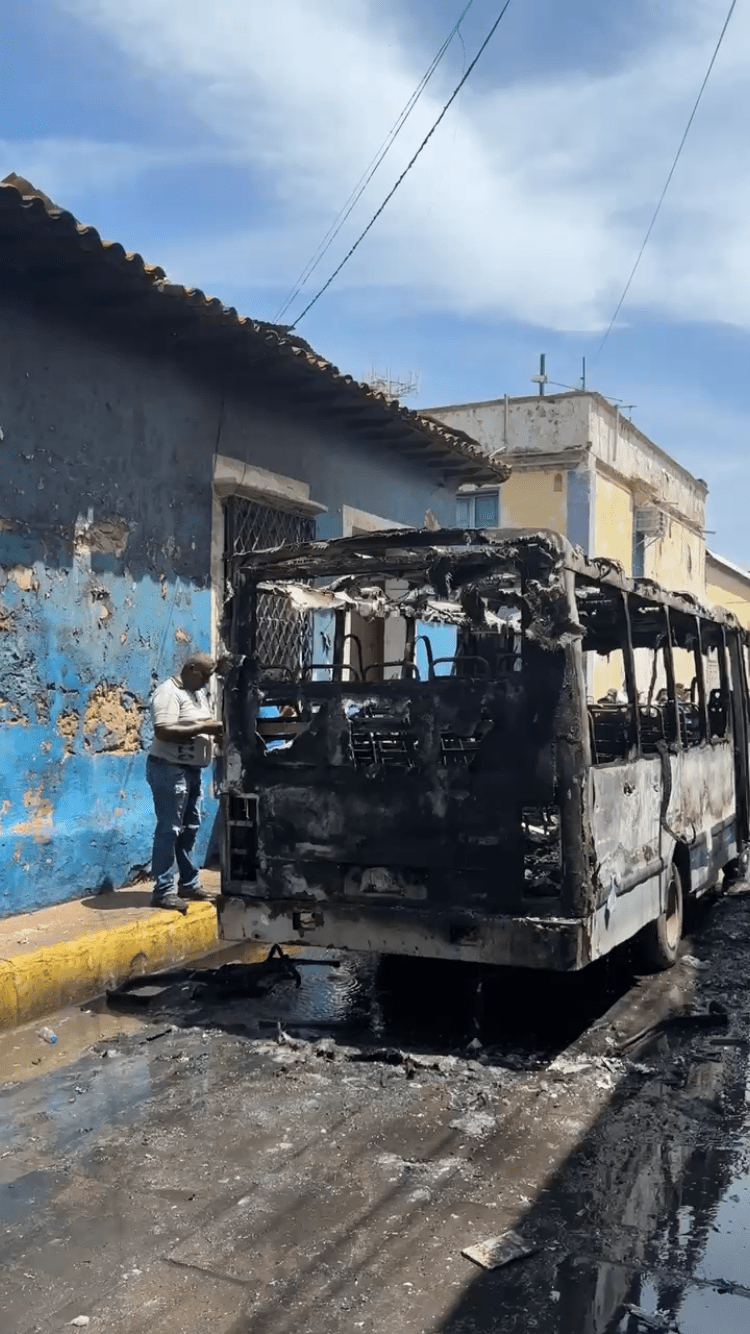 Seis heridos tras incendiarse un autobús en la calle Juncal de&nbsp;Barcelona