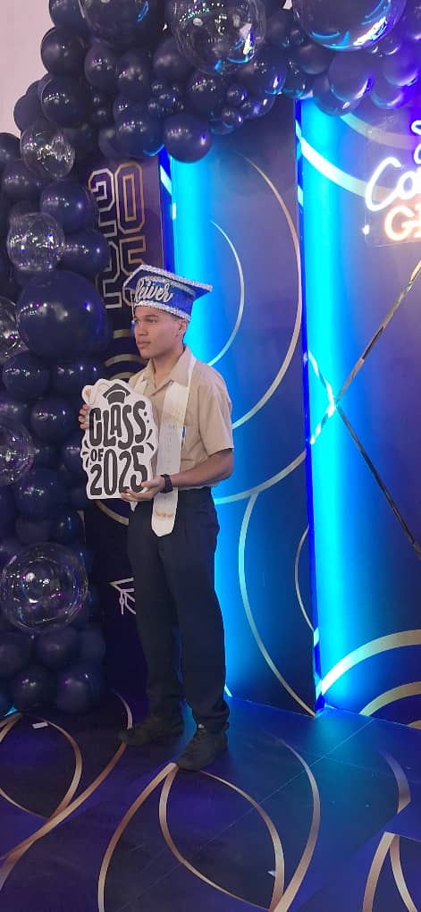 Joven barcelonés recibe reconocimiento por obtener el mejor promedio de su&nbsp;promoción