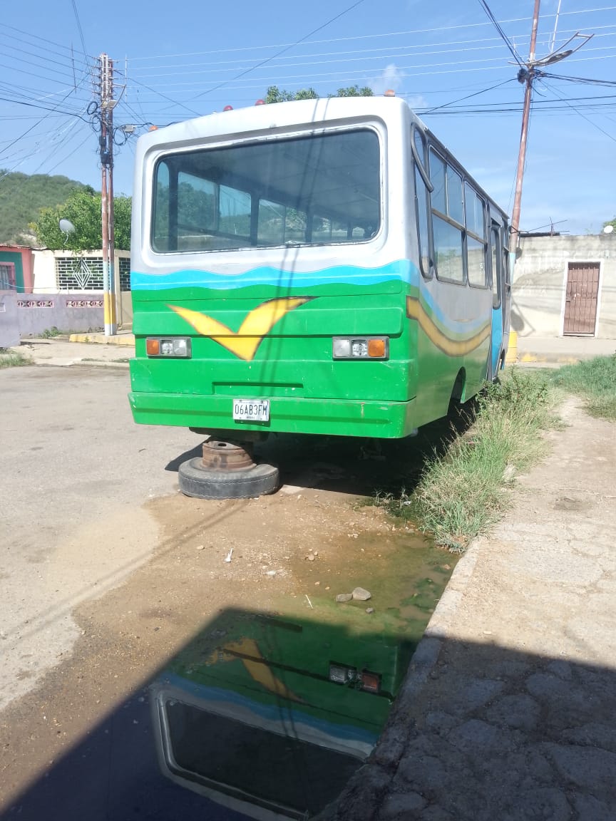 Denuncian que autobús que lleva un año en estacionamiento de Tronconal III es un «peligro» para los&nbsp;niños