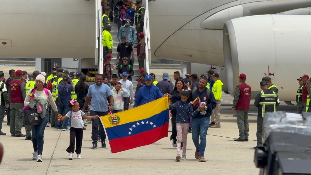 Arribó vuelo con repatriados desde Estados&nbsp;Unidos