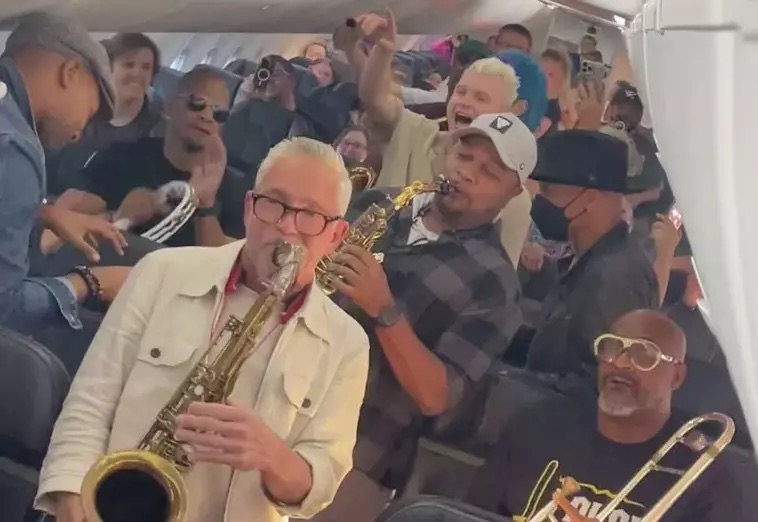 Músicos convirtieron un vuelo retrasado en un concierto de&nbsp;jazz