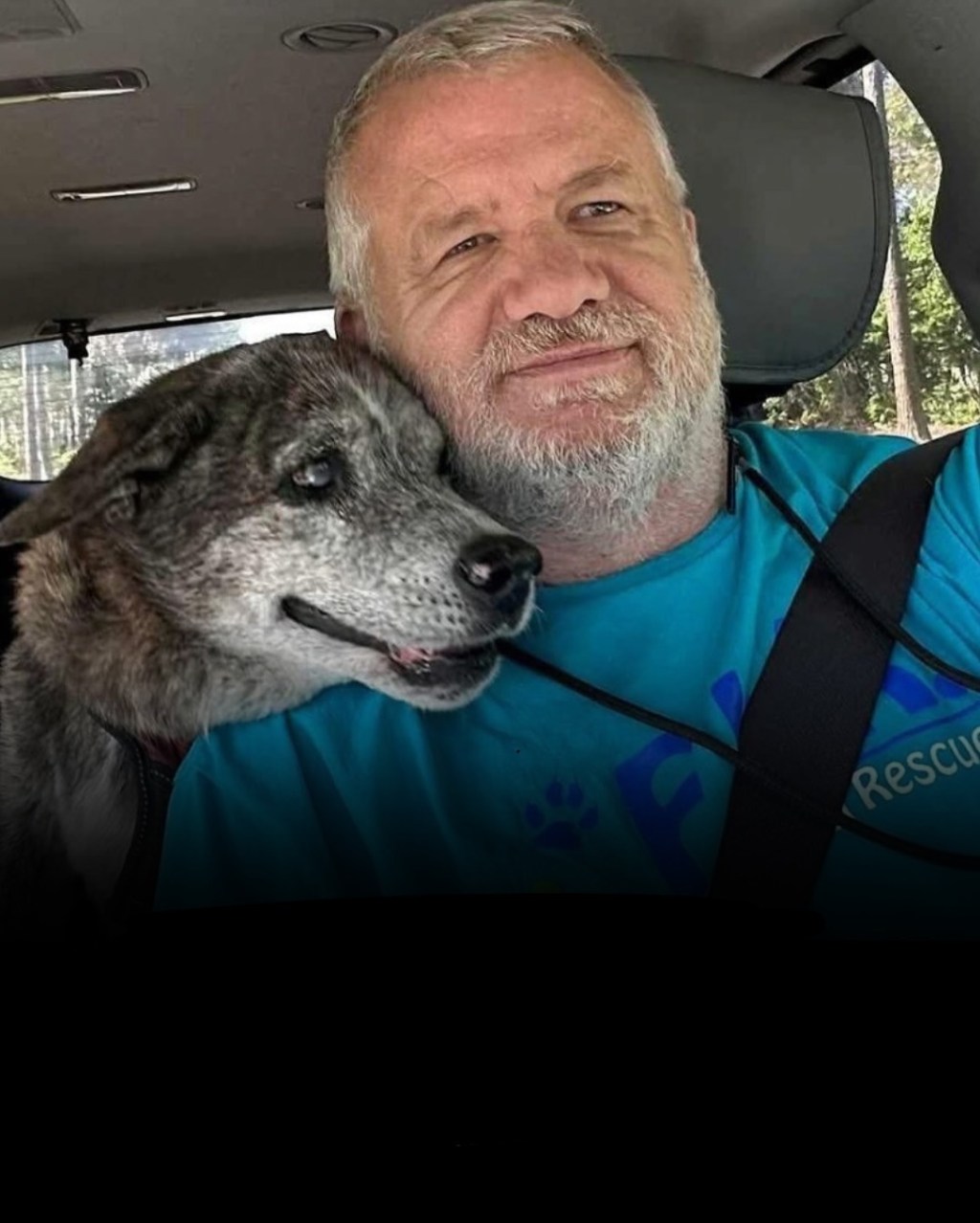 Hombre se tomó la misma fotografía junto a su perro con 16 años de diferencia&nbsp;