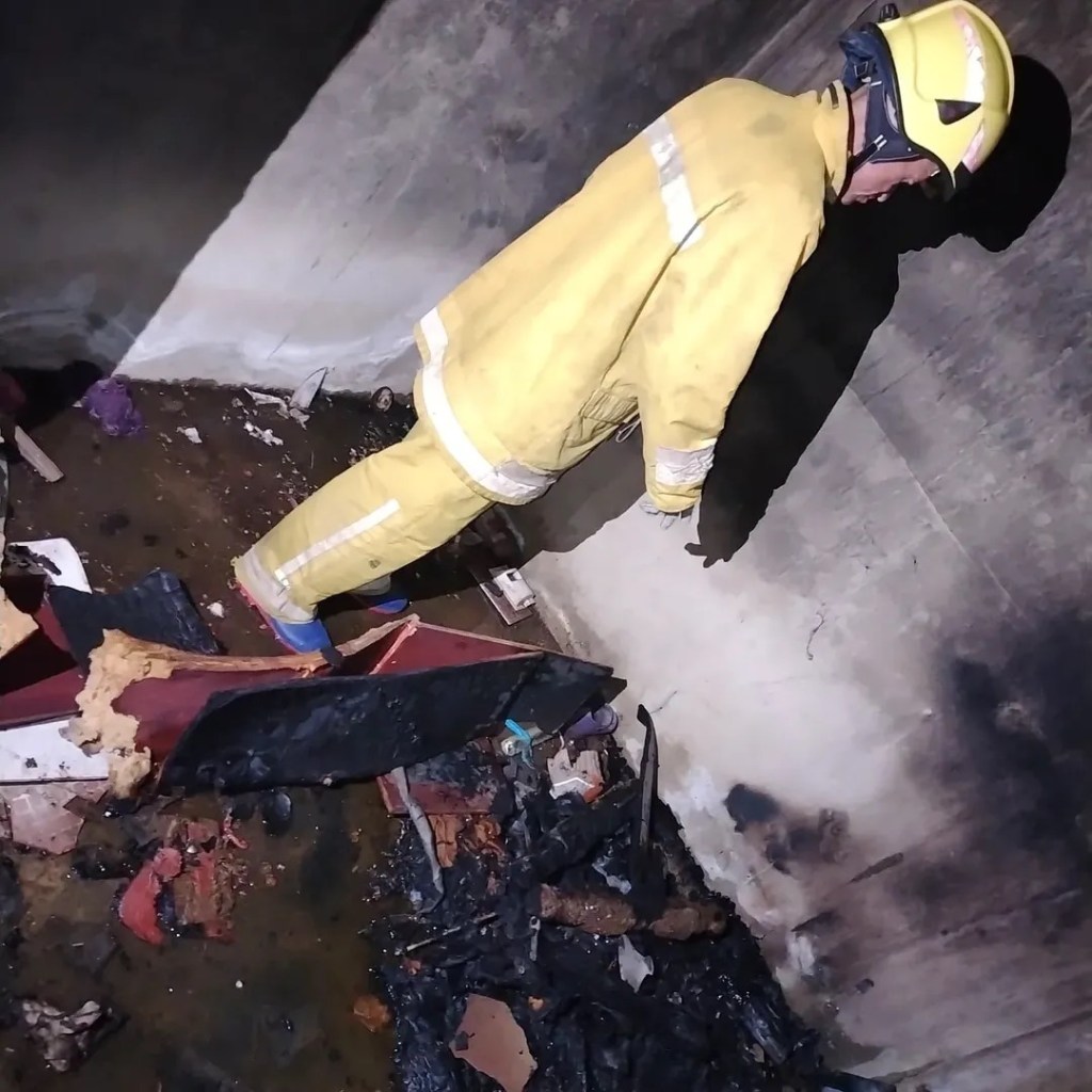 Intentó quemar a unas avispas y originó un incendio en una casa en&nbsp;Barcelona