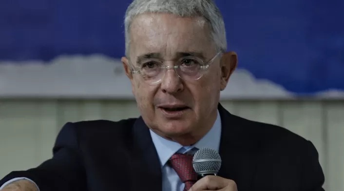 Expresidente Álvaro Uribe recibió la boleta de libertad y convoca un primer acto&nbsp;público