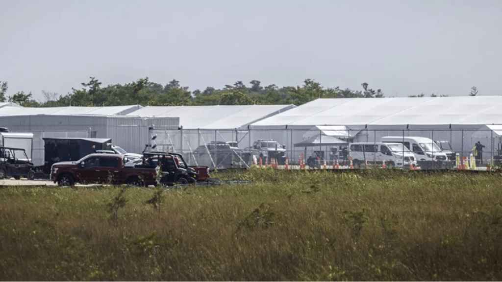 Florida apelará el fallo que cerrará ‘Alligator Alcatraz’ y avisa que seguirá&nbsp;deportando