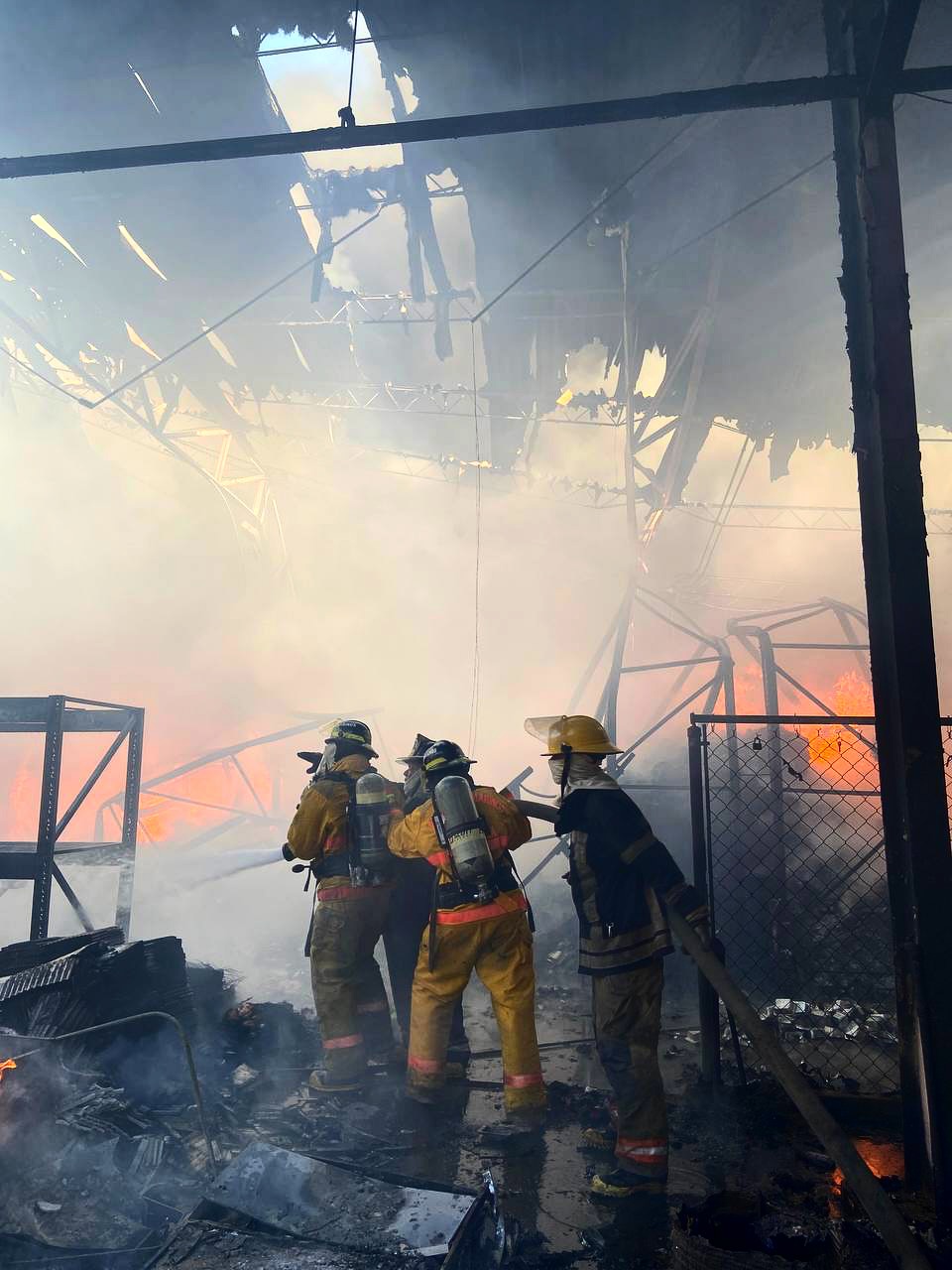 Oportuna intervención bomberil evitó que incendio de galpones en Barcelona causara daños a&nbsp;residencias