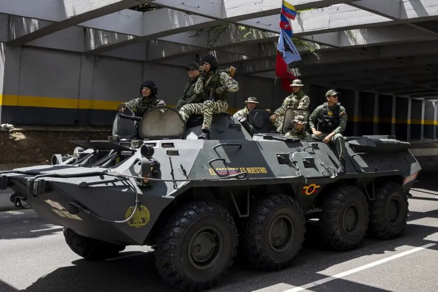 La FANB realizó una caravana con más de 20 tanquetas en las calles de&nbsp;Caracas