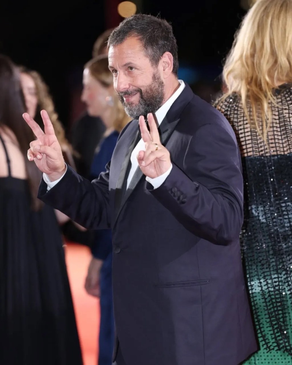 Adam Sandler lució un traje negro en el Festival de Cine de Venecia y sorprendió a&nbsp;todos&nbsp;