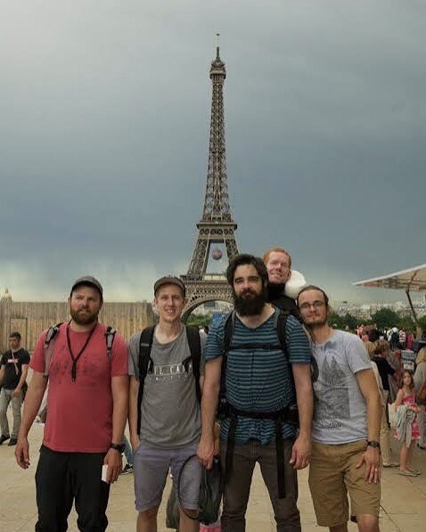 Quería conocer Europa pero no podía caminar: Amigos diseñaron una mochila y lo cargaron para cumplir su&nbsp;sueño&nbsp;