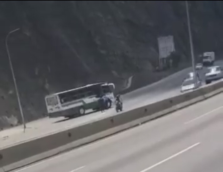 Conductor de buseta manejaba en sentido contrario y ocasionó un accidente al intentar dar la vuelta en “U”&nbsp;&nbsp;