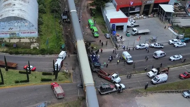Tren arrolla autobús y deja ocho muertos en el central estado de&nbsp;México