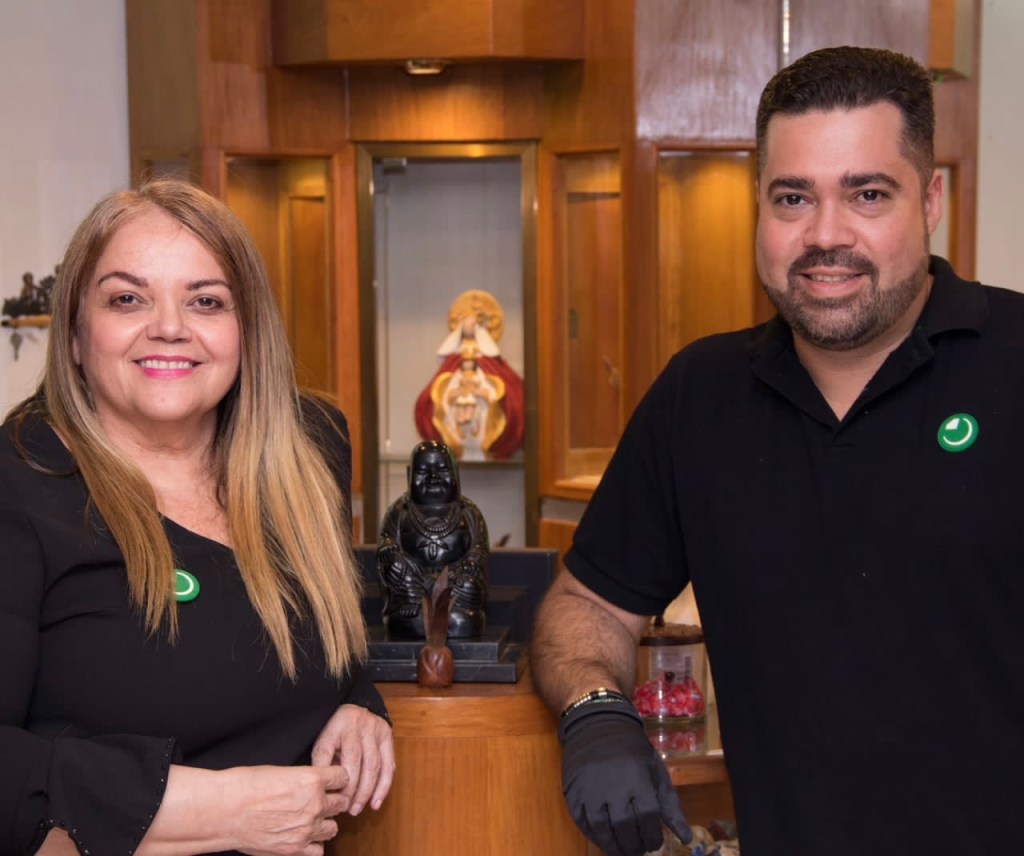 En Lechería: Su fe por José Gregorio Hernández la llevó a crear hace 5 años una línea de medallas en su&nbsp;honor