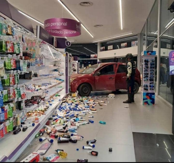 Conductora perdió el control y chocó contra Farmatodo del Peñón del Faro en&nbsp;Lechería