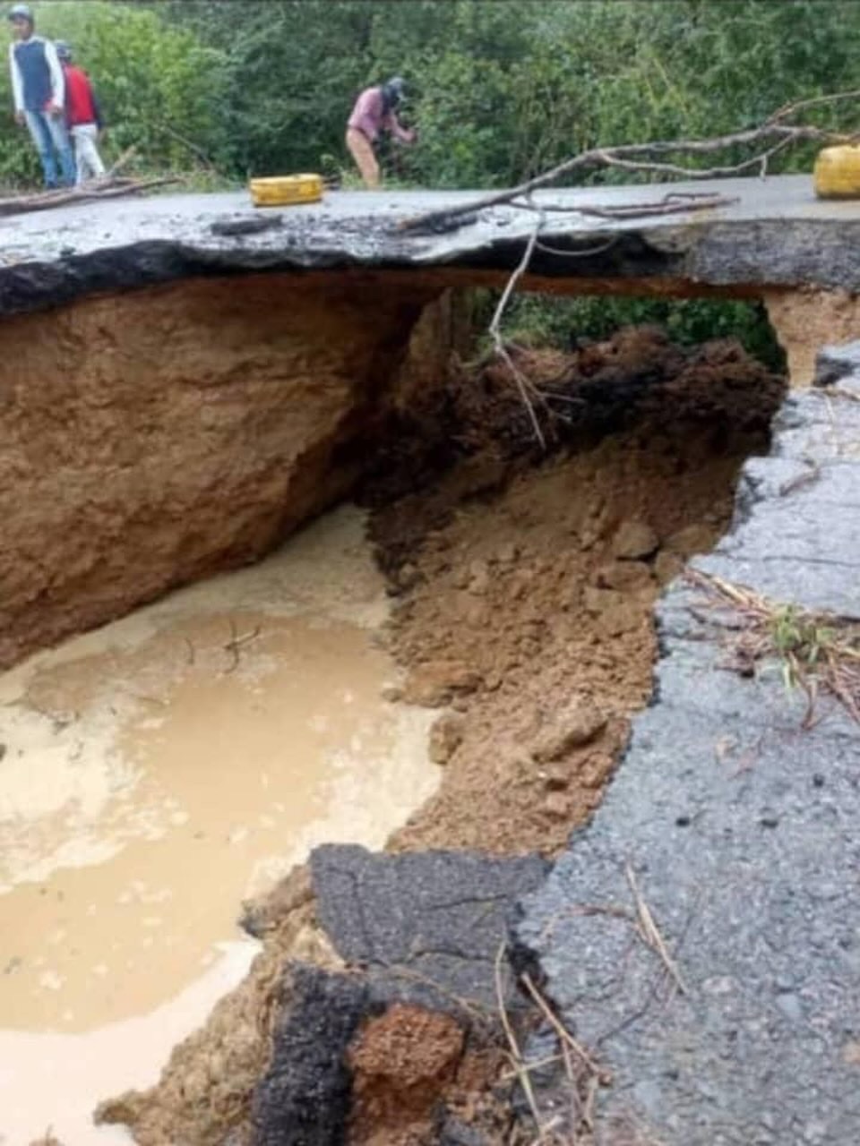 Restringido el paso por caída de alcantarilla en la vía San Miguel, Troncal&nbsp;9