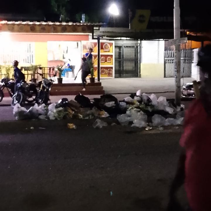 Denuncian a restaurante chino en Barcelona que deja la calle repleta de&nbsp;basura