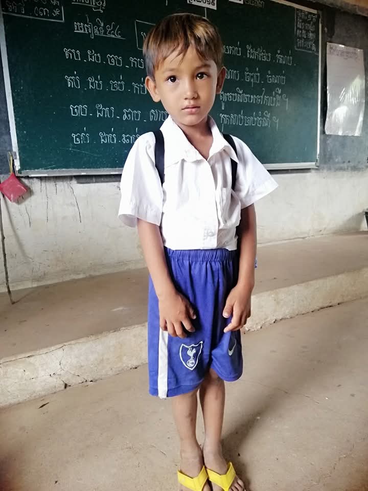 Un padre sin recursos le fabricó una mochila artesanal a su hijo y conmovió al&nbsp;mundo