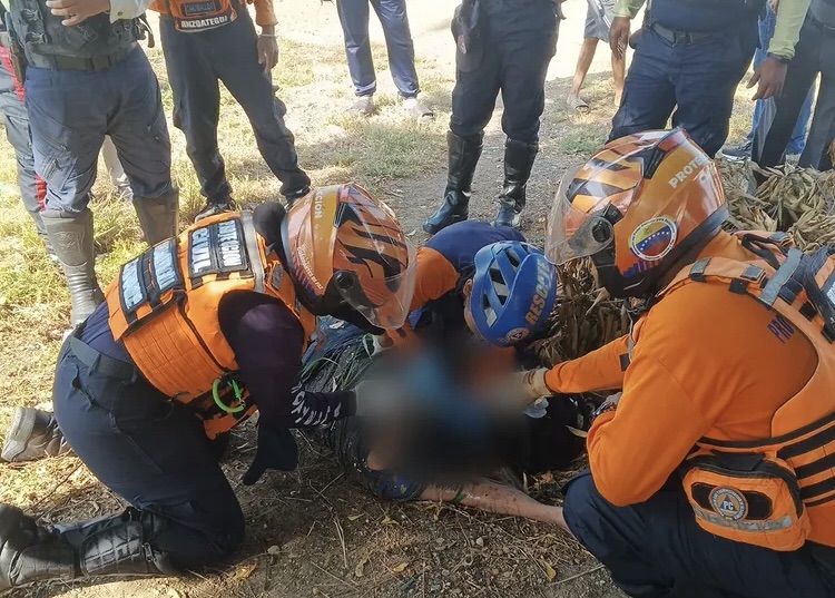 Salvan a mujer que intentaba lanzarse al canal de alivio en&nbsp;Barcelona