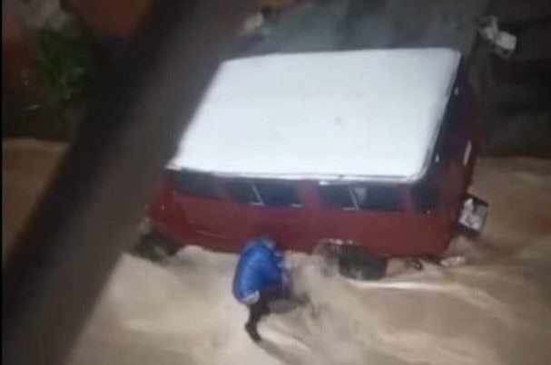 En Caracas: Mujer falleció tras ser arrastrada por corriente de agua durante fuertes&nbsp;lluvias