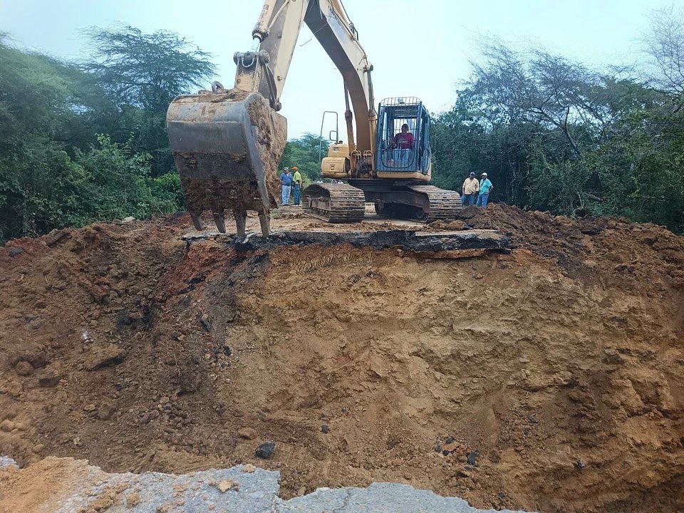 Despliegan maquinaria pesada para rehabilitar drenajes en el sector La&nbsp;China