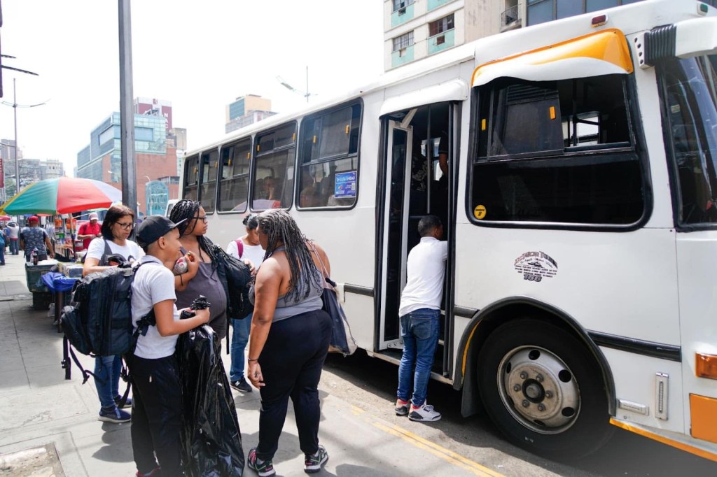 Transportistas insisten en anclar el precio del pasaje urbano al&nbsp;dólar