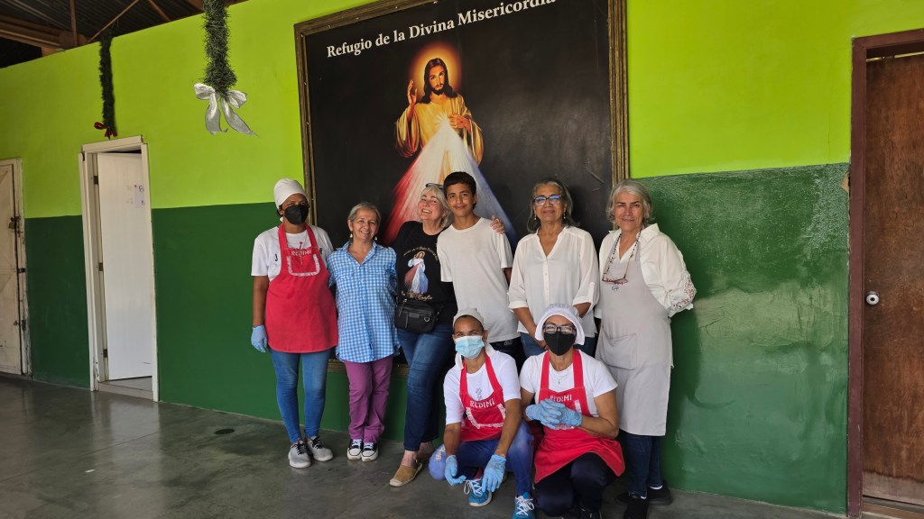 Por la Misericordia Divina y el amor al prójimo voluntarios de REDIMI alimentan a más de 150 personas diariamente en Puerto La&nbsp;Cruz
