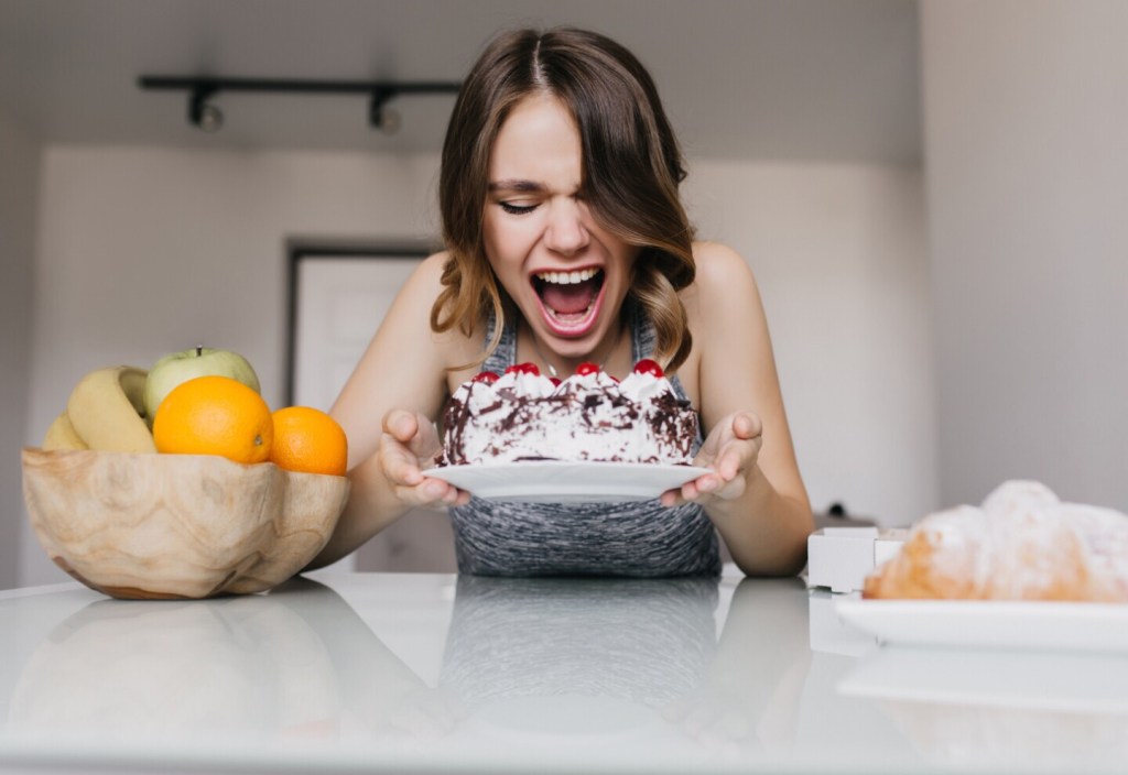 Expertos lo confirman: Comemos más cuando estamos estresados porque el cerebro pide&nbsp;azúcar