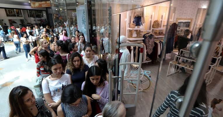 Furor por el Black Friday: venezolanos pernoctaron en filas para aprovechar las&nbsp;ofertas
